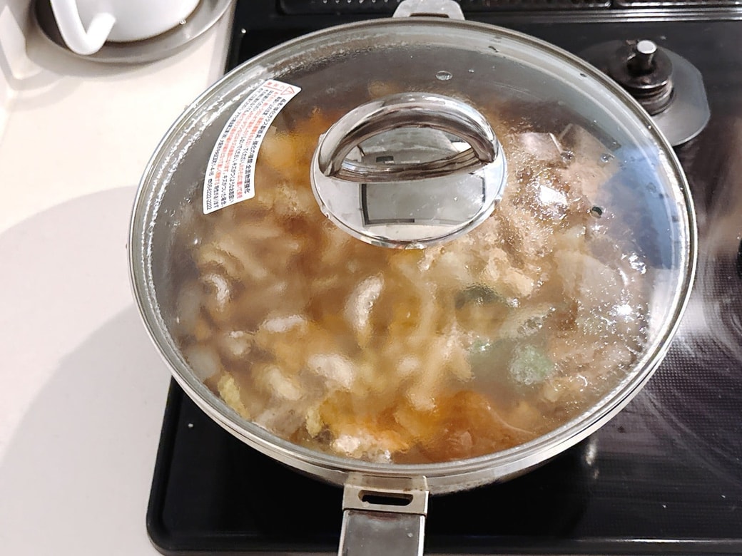 だし汁を加えて沸騰させる