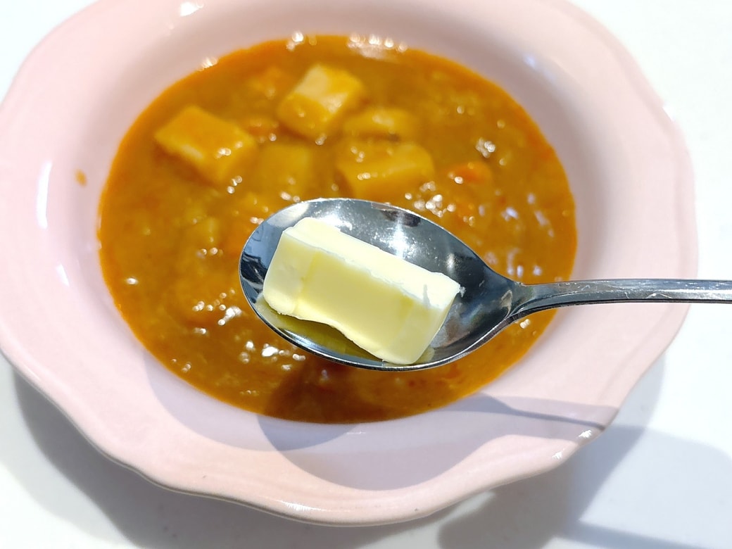 温めたレトルトカレーにバターを加える