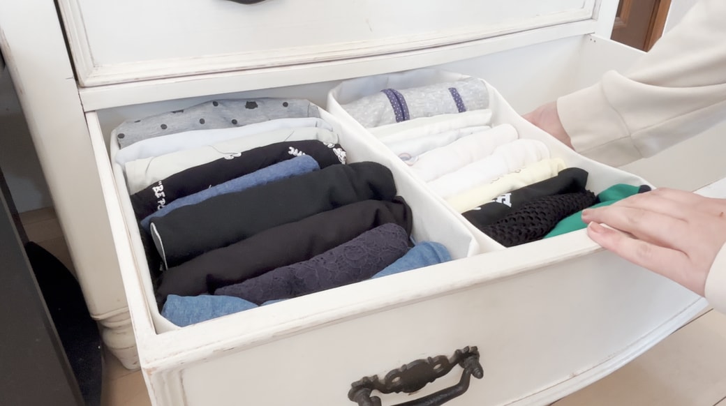 服をタンスへ戻す