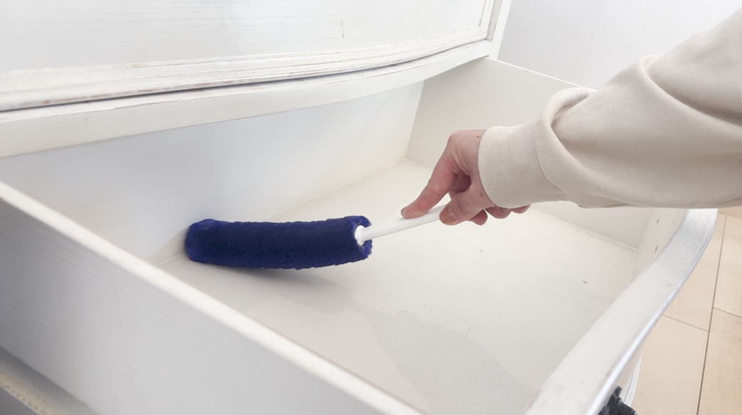 ハンディモップでホコリを除去