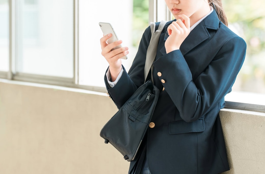 スマホを使う中学生