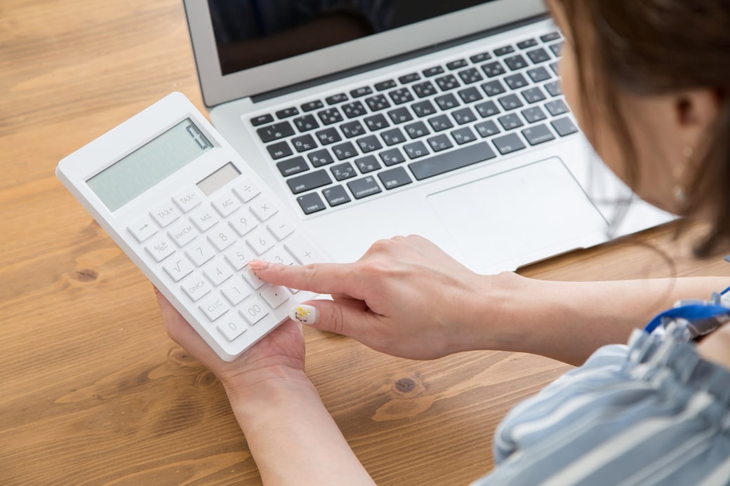 費用を検討する主婦