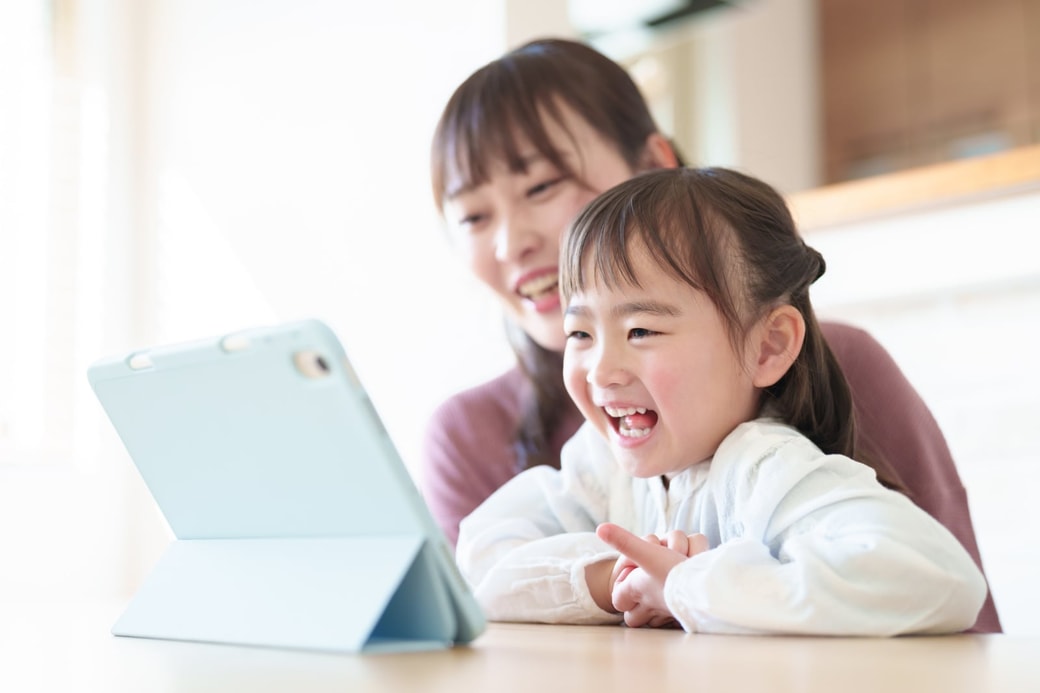 タブレットを楽しむ女の子