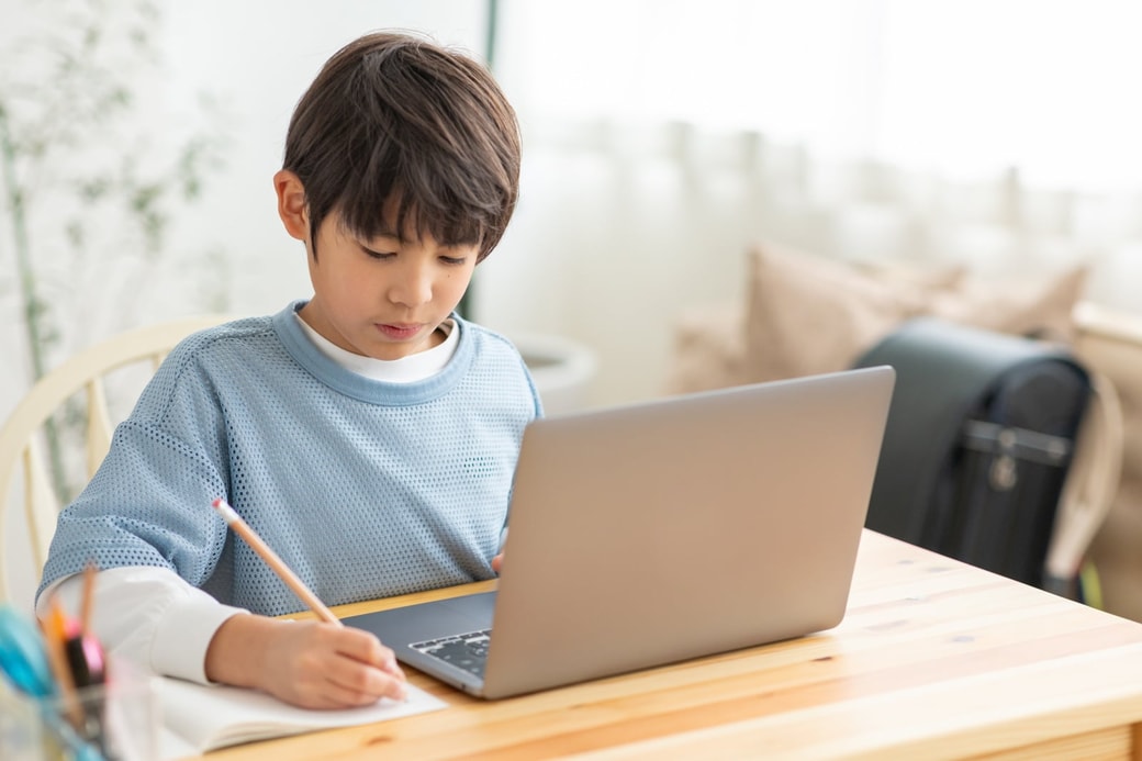 パソコンで勉強する男の子