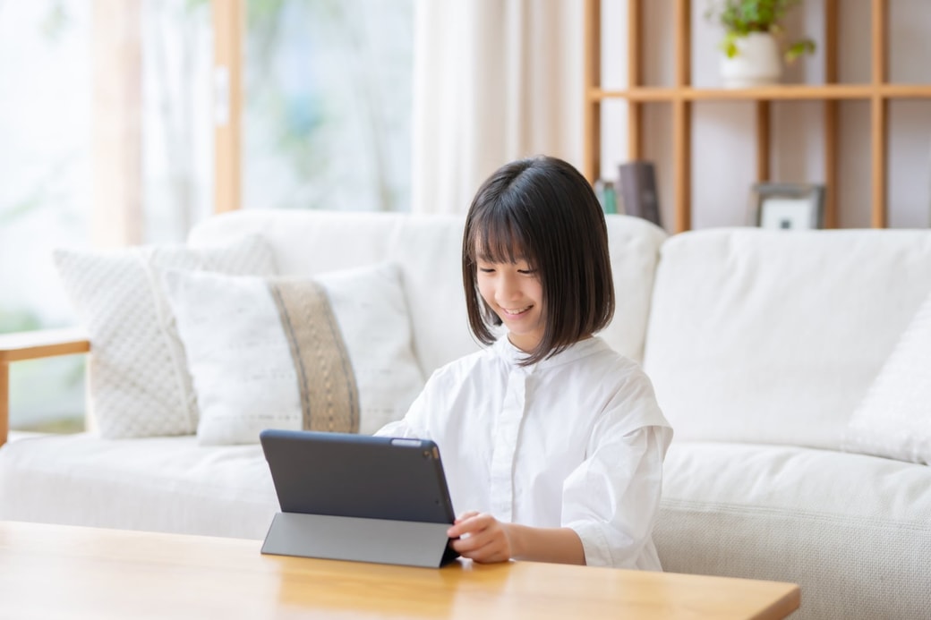 タブレットを使う女の子