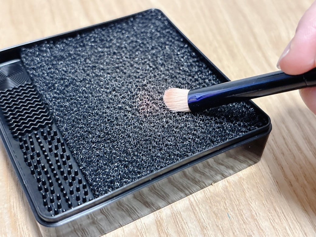 大きなブラシはスポンジで