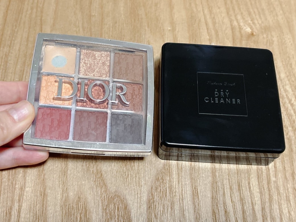 大きさはDIORのアイシャドウパレットと同じくらい