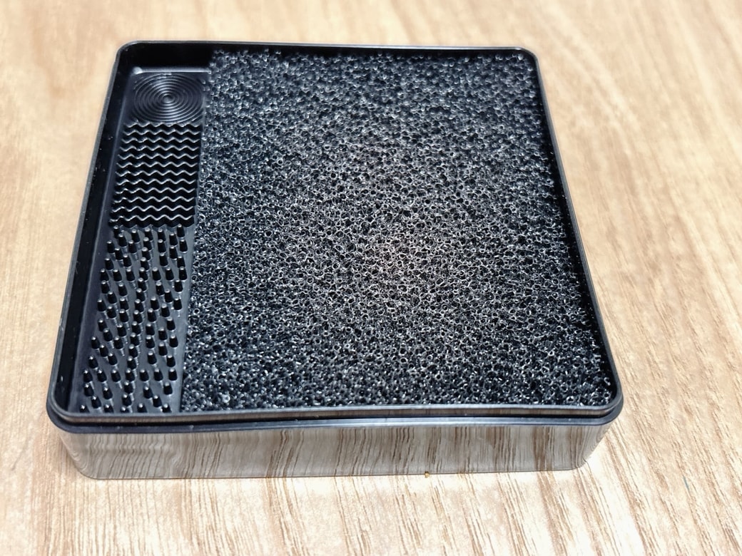 パウダーがついて汚れたスポンジ