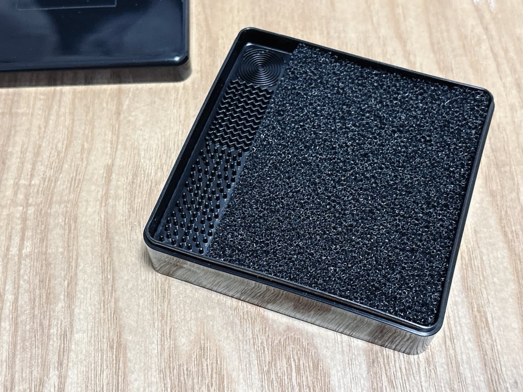 本体の凹凸は、小さなブラシのお手入れ用