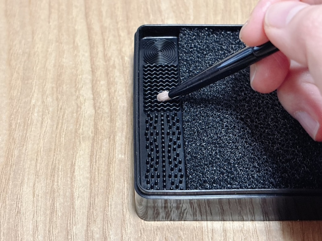 小さなブラシは凹凸でお手入れ