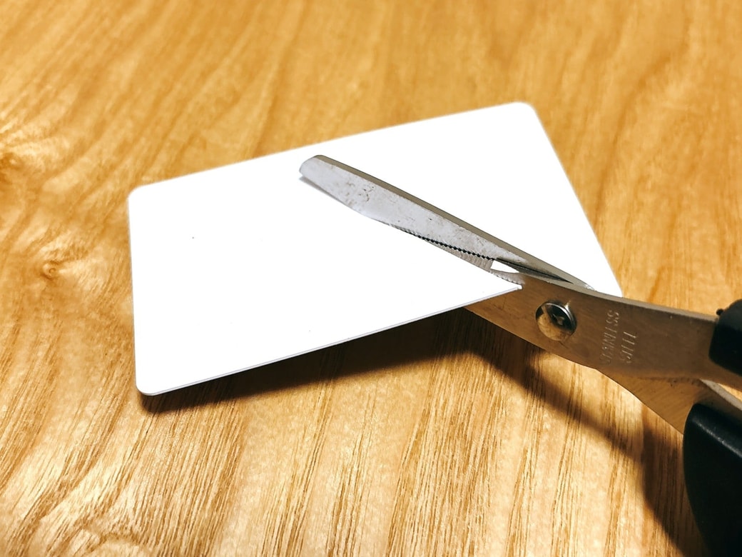 かたいカードもしっかり切れる