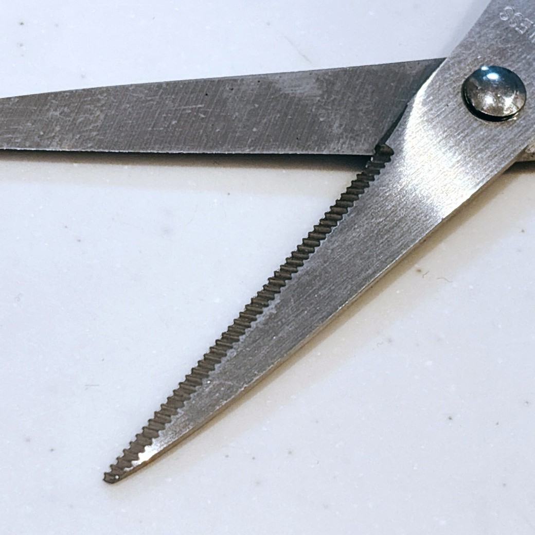 刃がギザギザになっているので、固いものもしっかり切れる