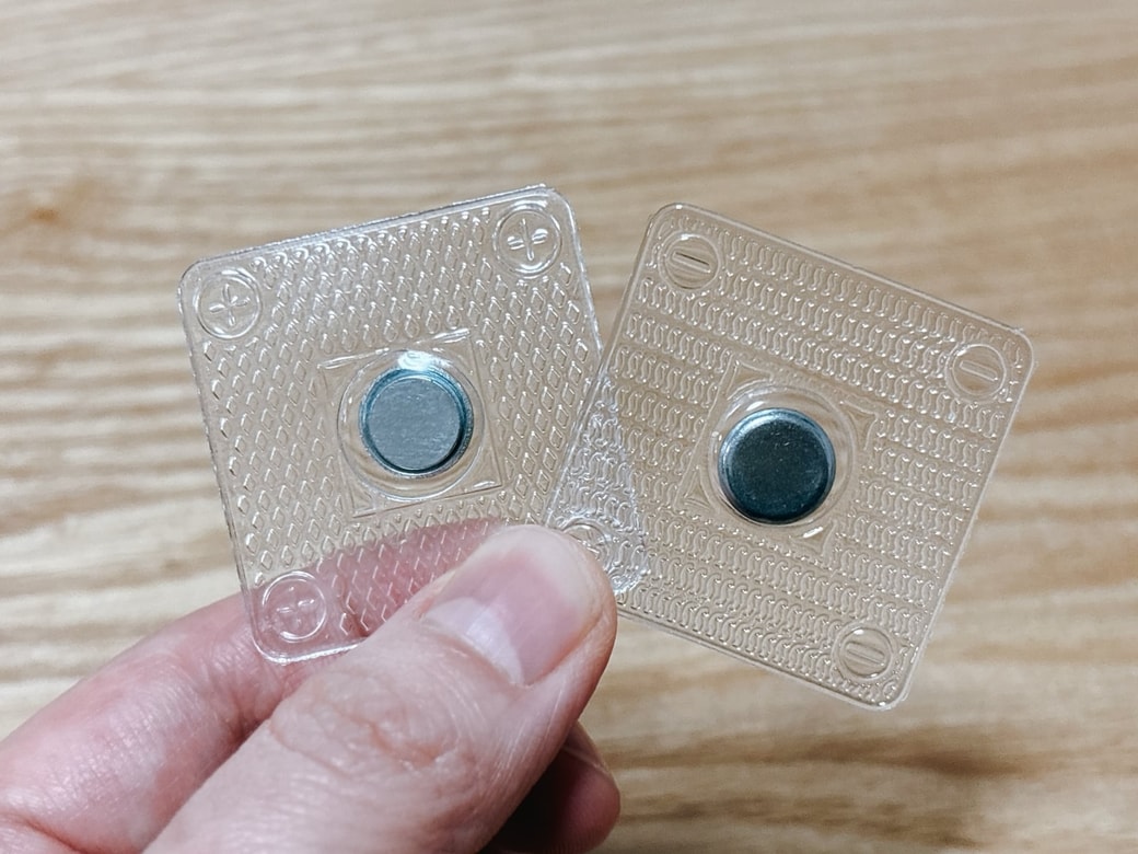 マグネットの磁力でバッグの口を閉じられる