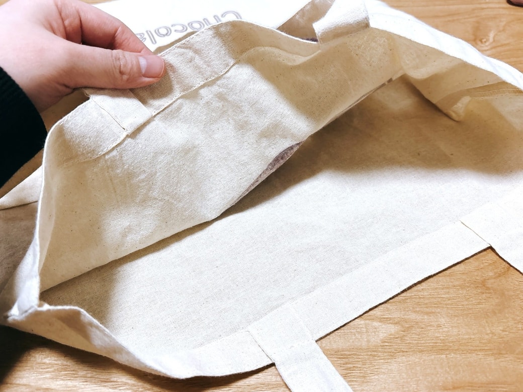 手持ちのトートバッグに縫い付けてみる