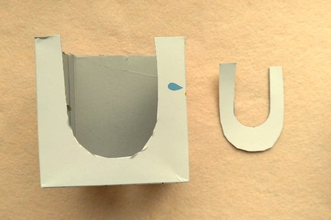 取り出し口の周囲を切る