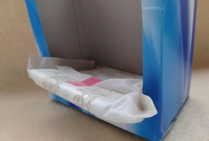薄型のティッシュ箱にナプキンを入れる