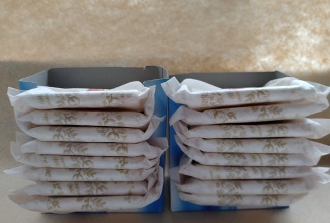 薄型のティッシュ箱にナプキンを重ねて入れる