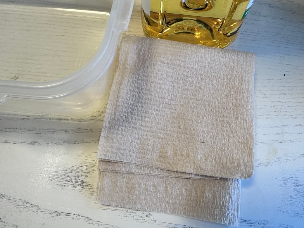 タッパーとオイルを用意する