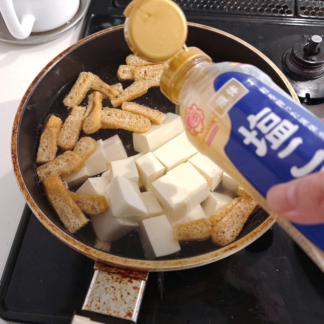 鍋に、だし汁・具材・塩こうじを入れる