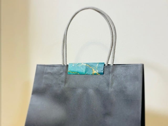 完成したおしゃれクリップで、紙袋の口もスマートに閉じられる