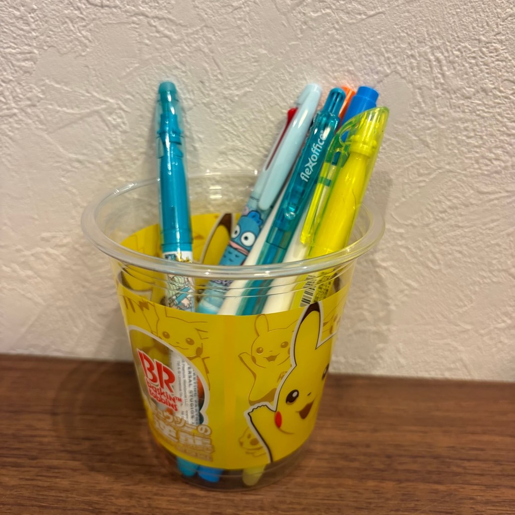 プラカップをペン立てにしているところ