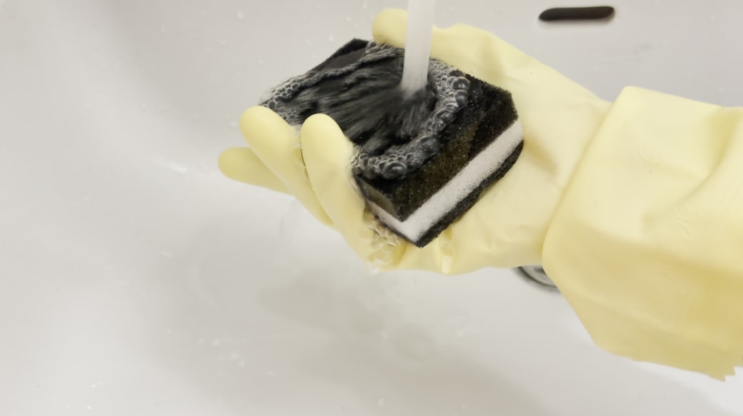 スポンジを濡らす