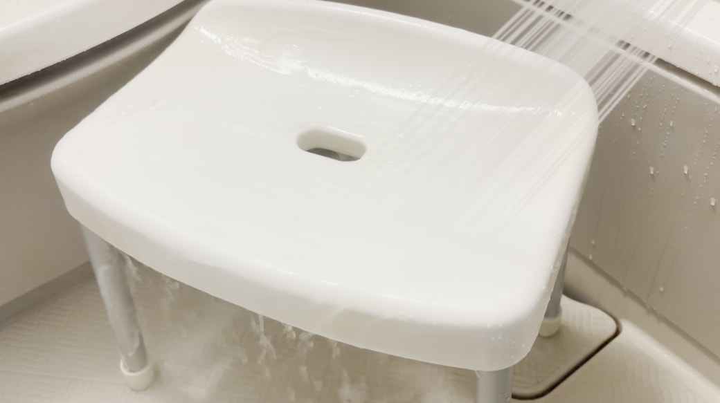 シャワーの水で洗い流す