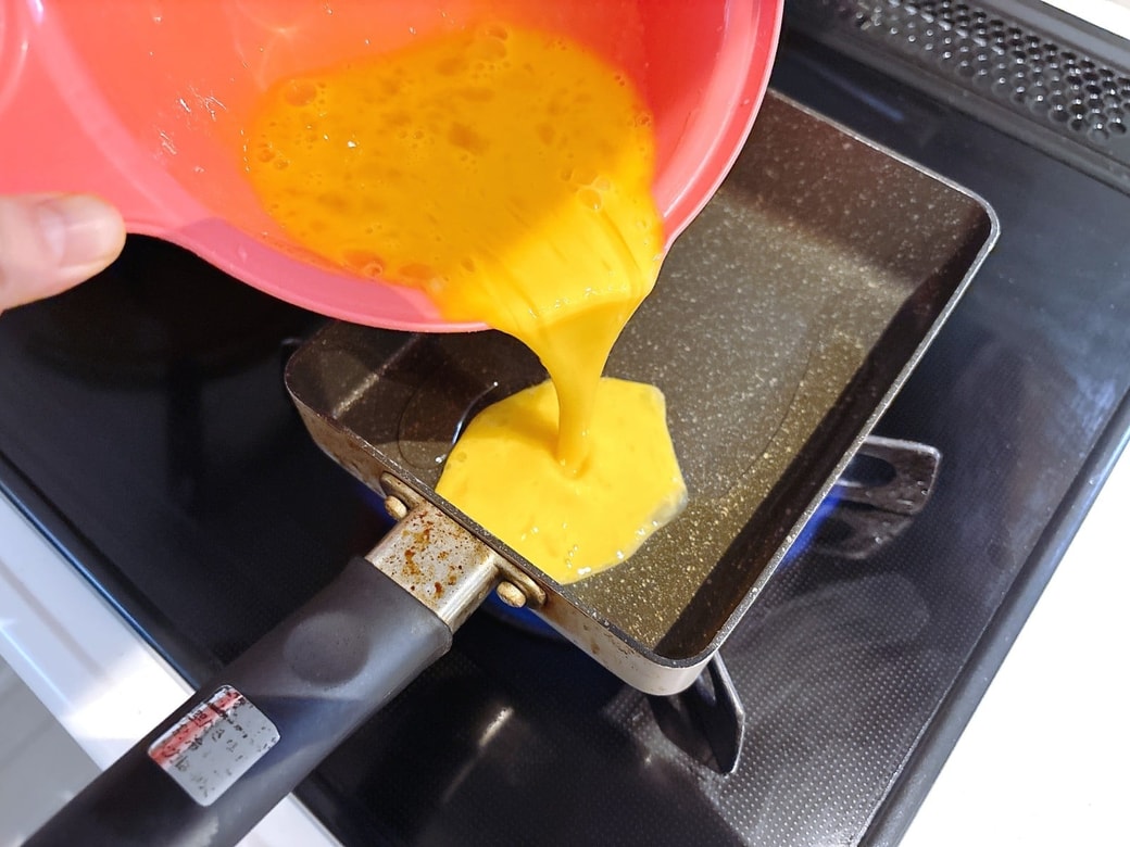 油をひいて熱したフライパンに卵液を混ぜる
