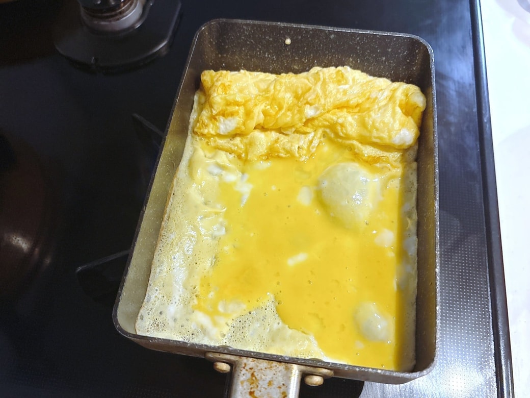 卵液を流して巻いて焼く、を繰り返す