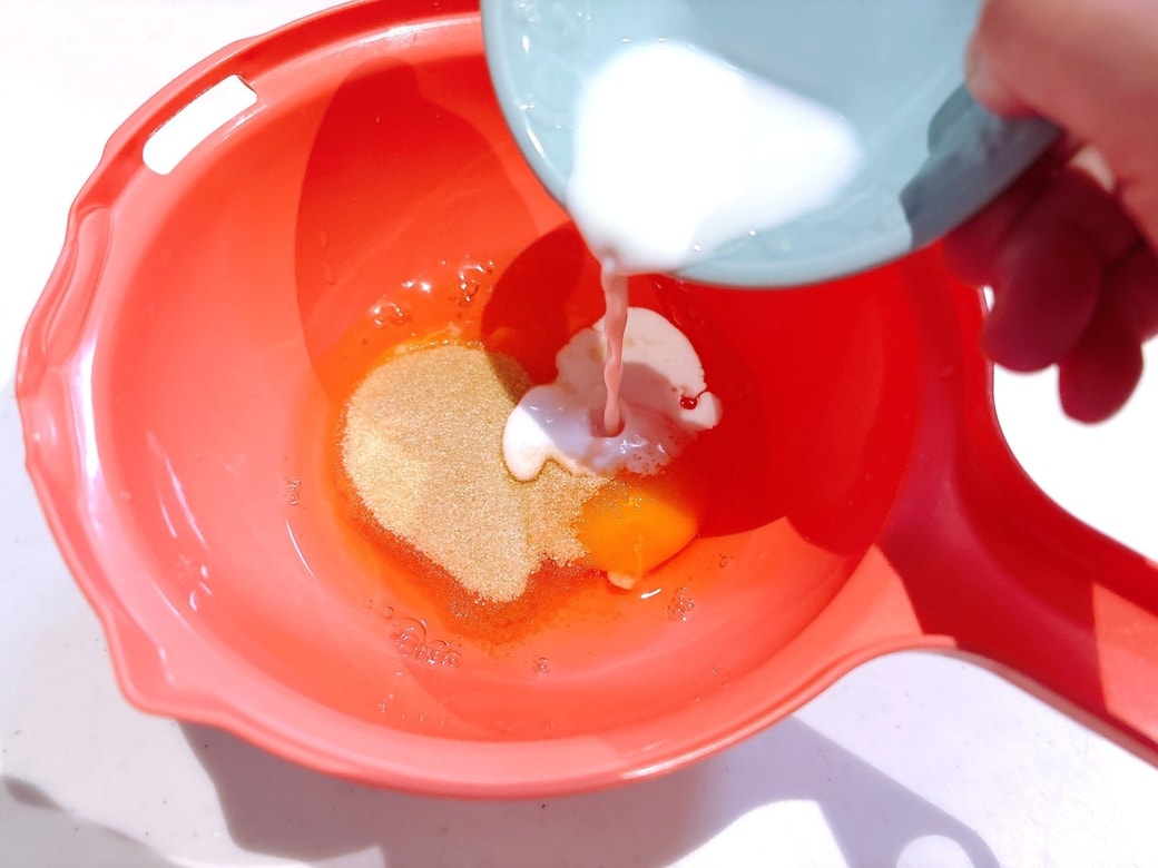 ボウルに卵・牛乳・砂糖を入れて混ぜる