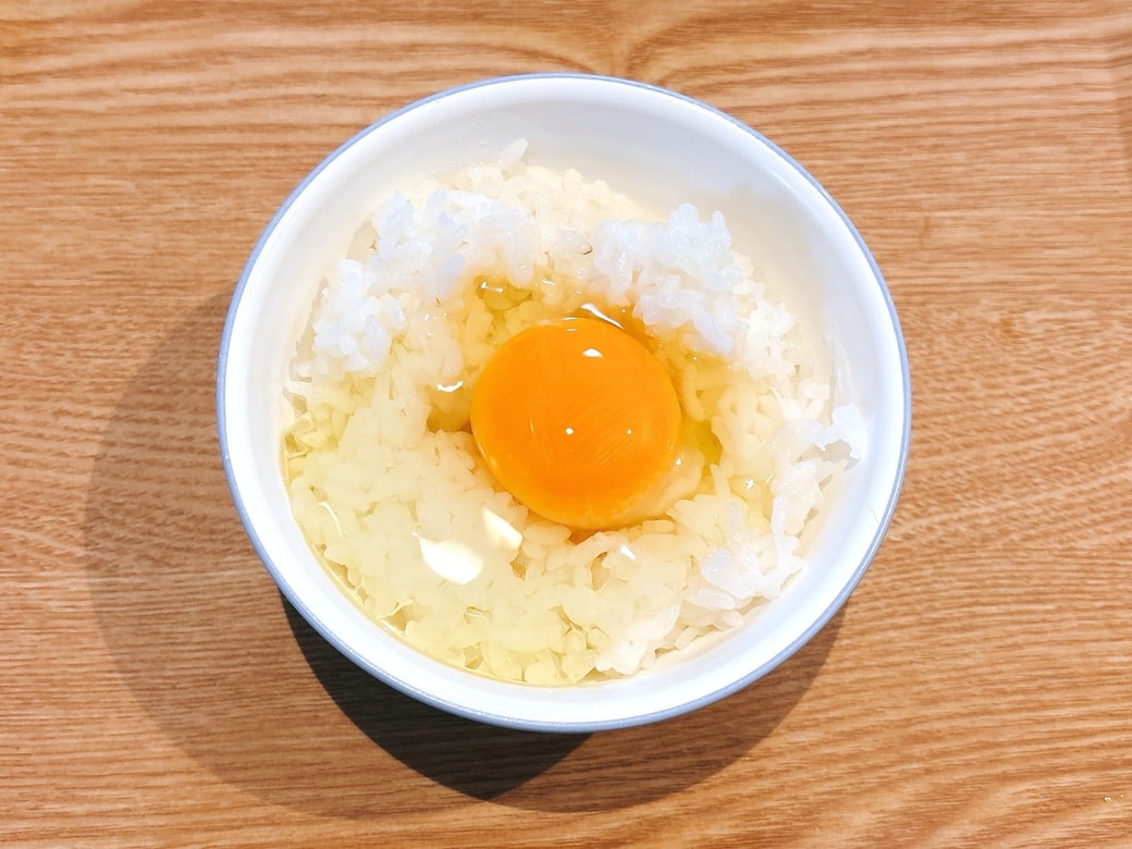 卵かけごはんを作り、豆腐をのせる