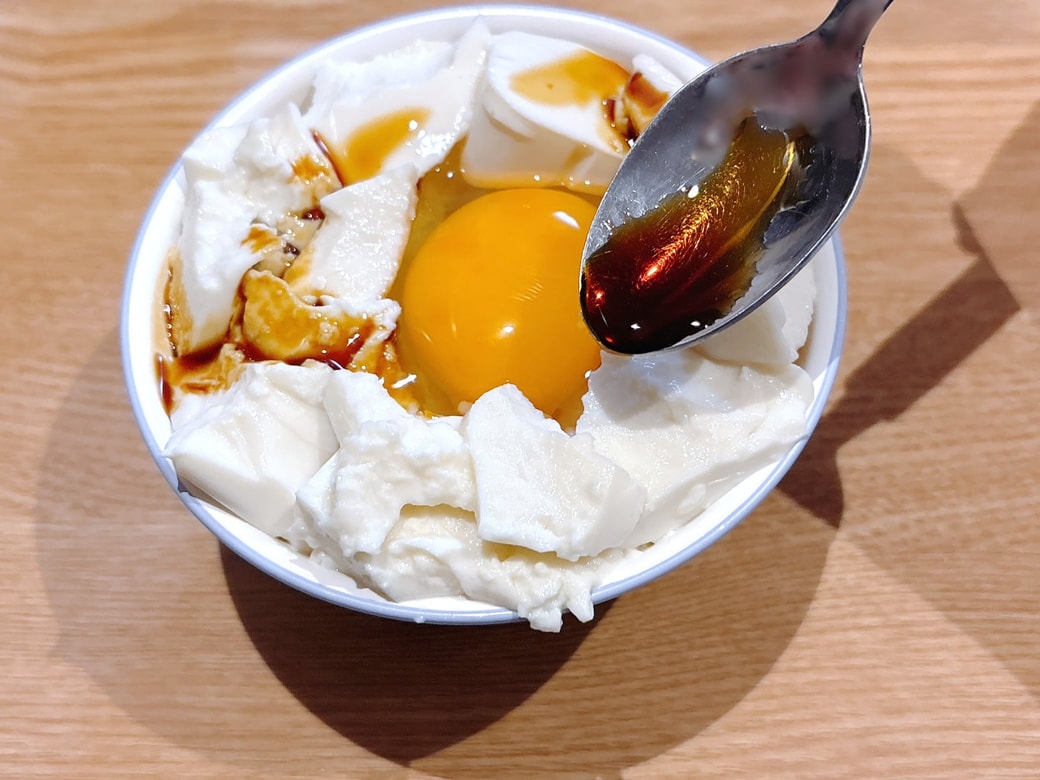醤油を回しかける