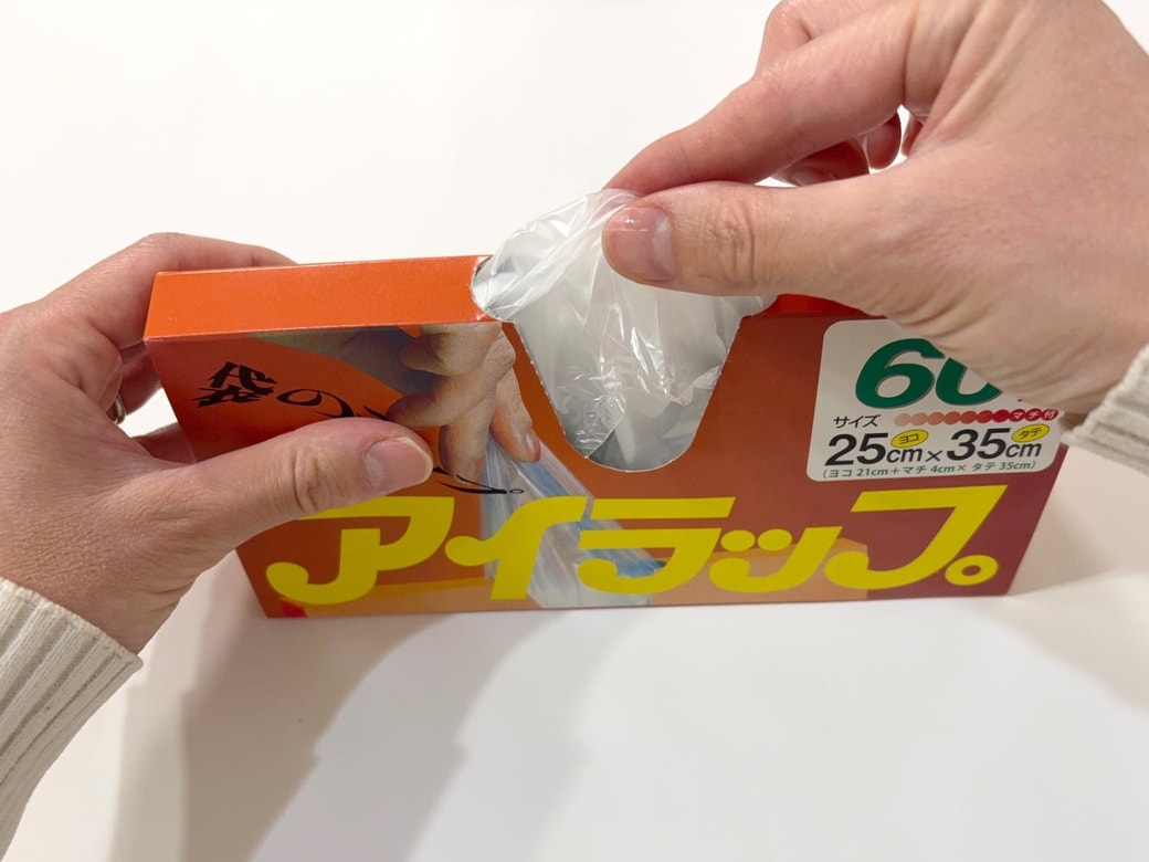 指先を軽く湿らせて取る