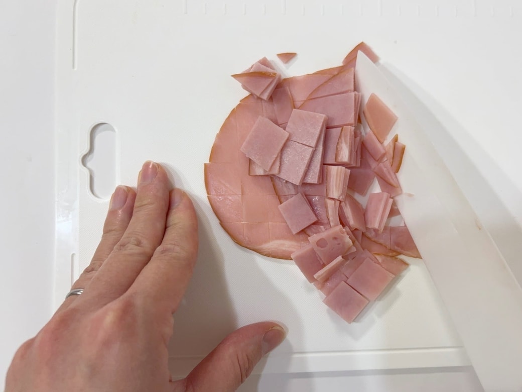 包丁の峰で持ち上げる