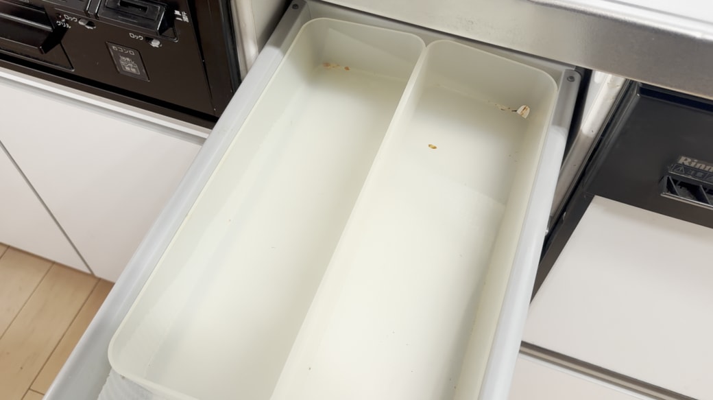 引き出しの奥に溜まるゴミや汚れ