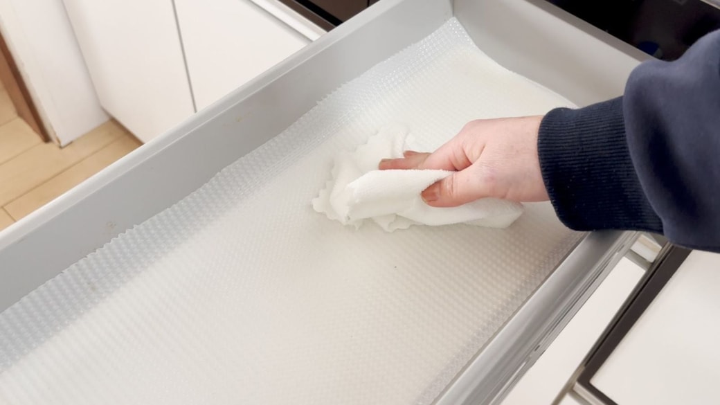 アルコールスプレーで拭き掃除