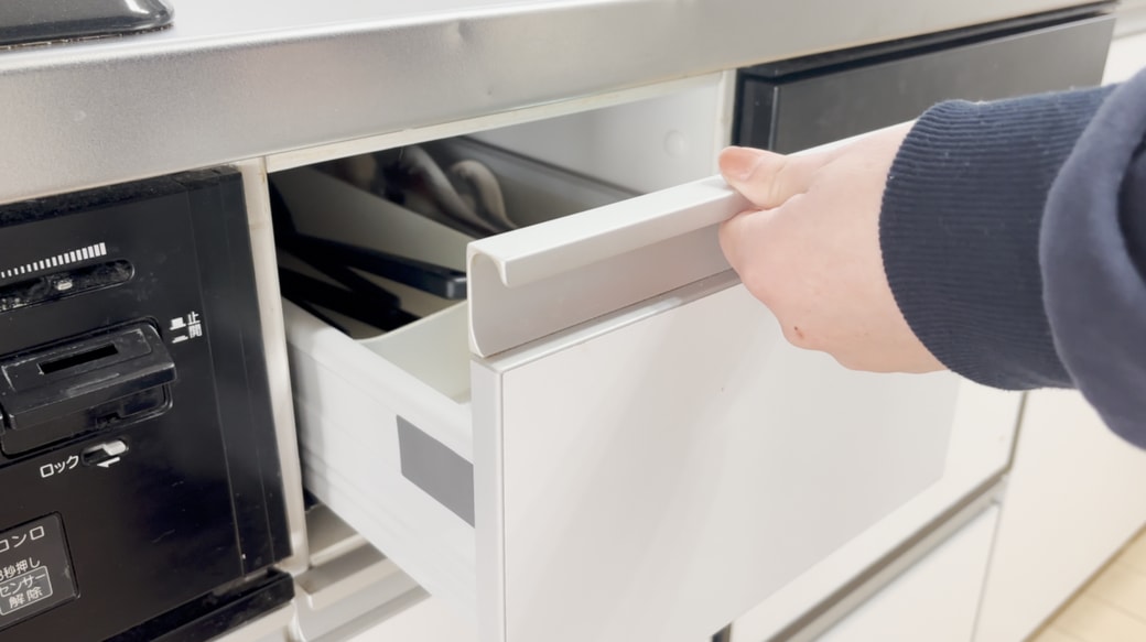 引き出しを開ける
