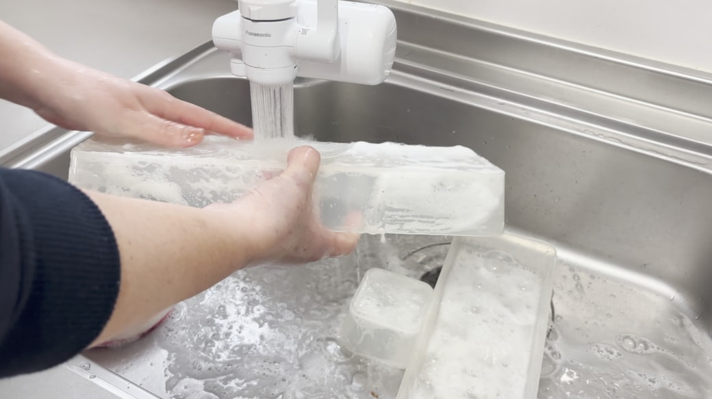 仕切りケースを台所用洗剤で洗う