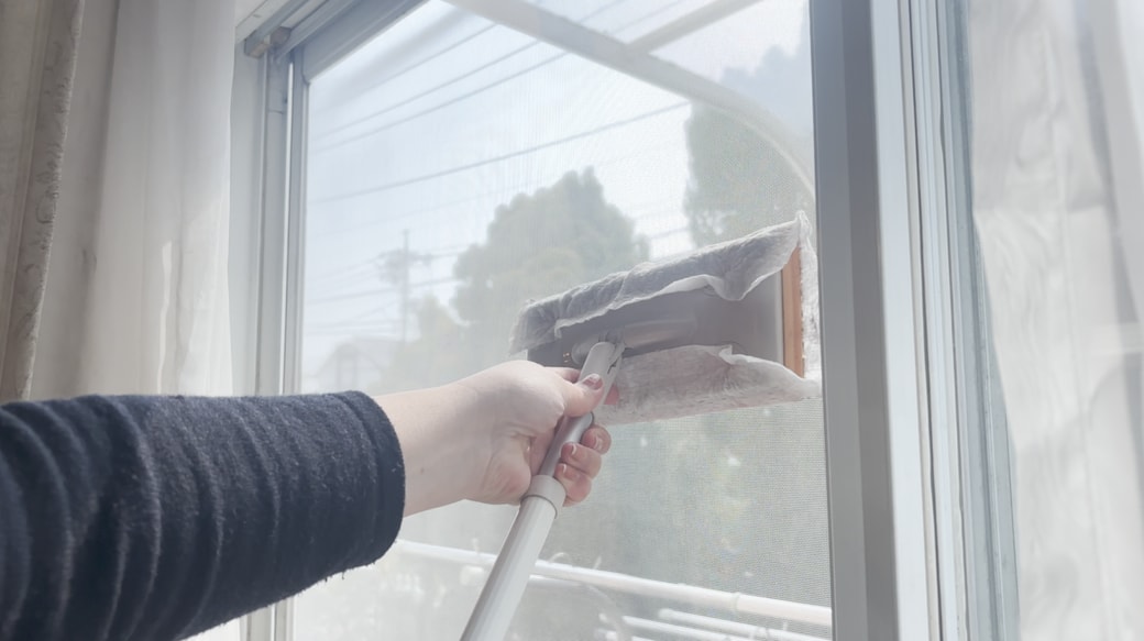 網戸掃除にフロアワイパーを利用する