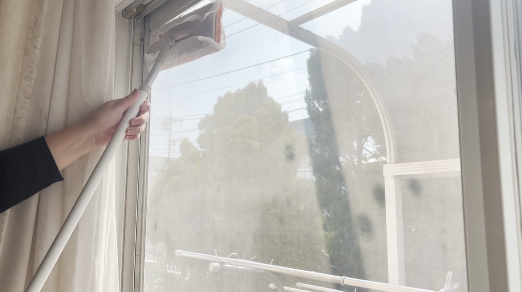 室内側から拭く