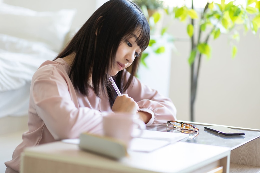 手帳を書く女性