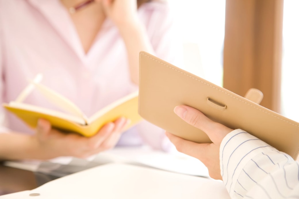 手帳を確認する女性