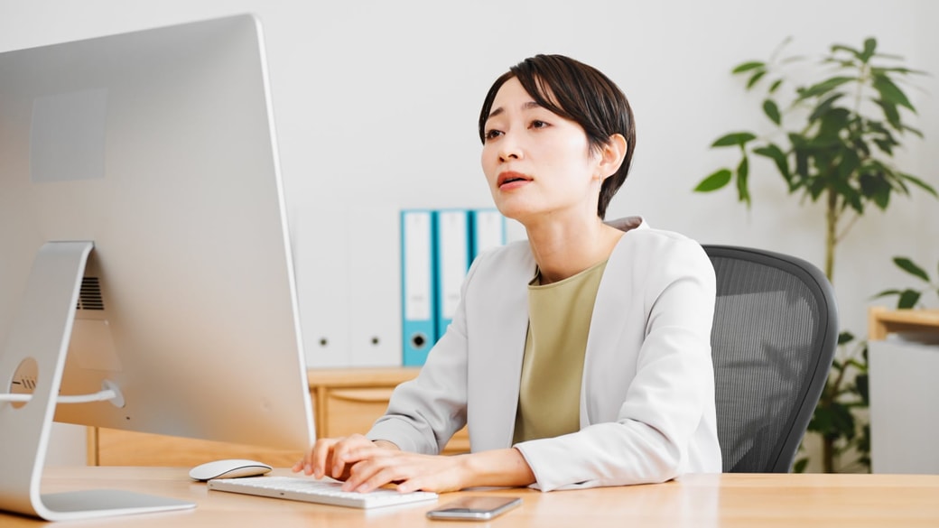 オフィスで働く女性