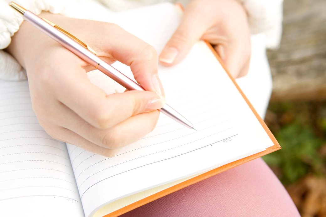 メモをとる女性