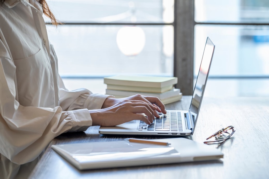 リモートワークする女性