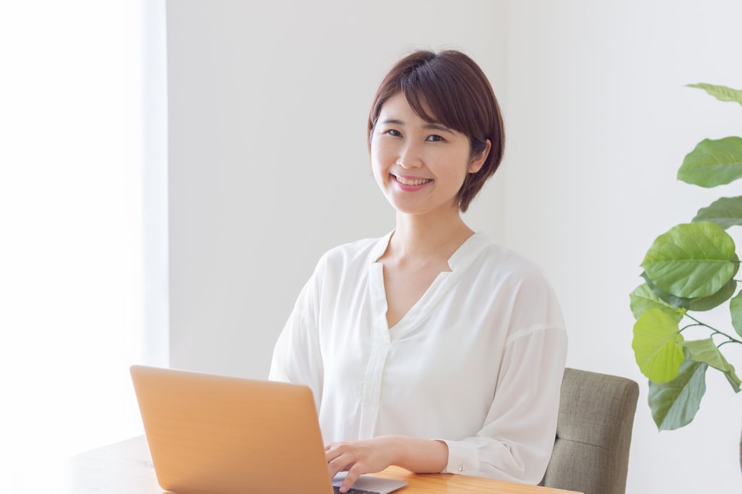 笑顔で仕事する女性