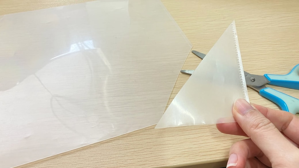 三角にカットしたクリアファイル