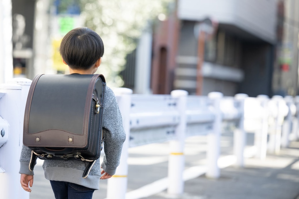 登校中の小学生