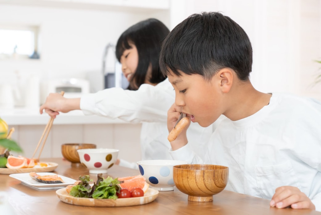 朝食を食べる子ども