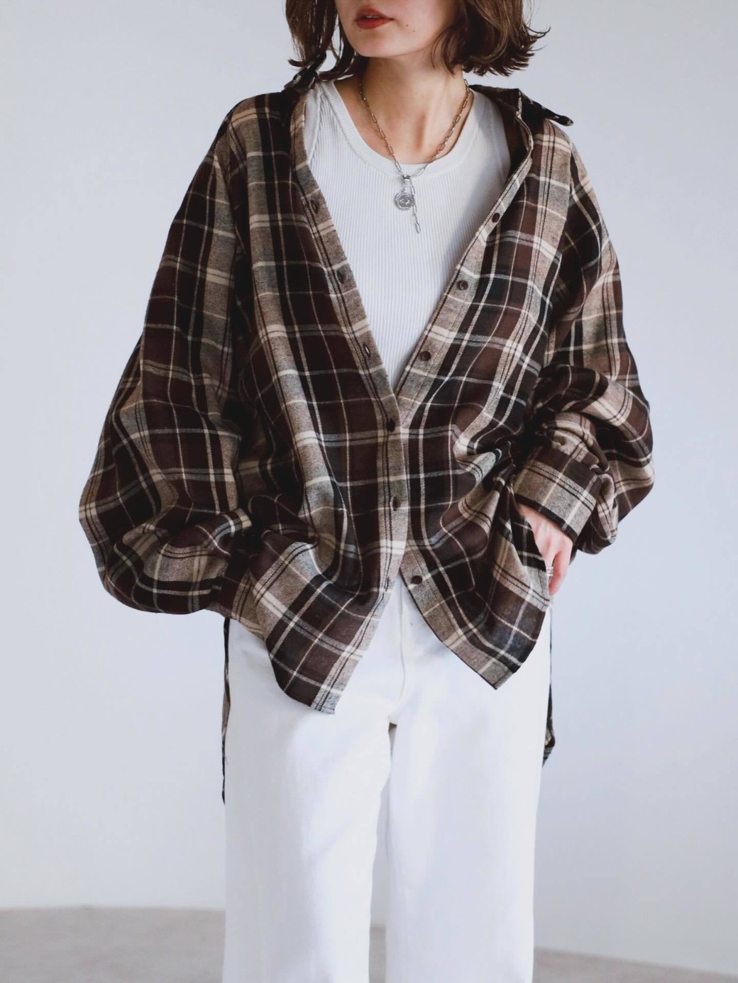 シャツ以外を白でまとめると春コーデにぴったりのさわやかさ。